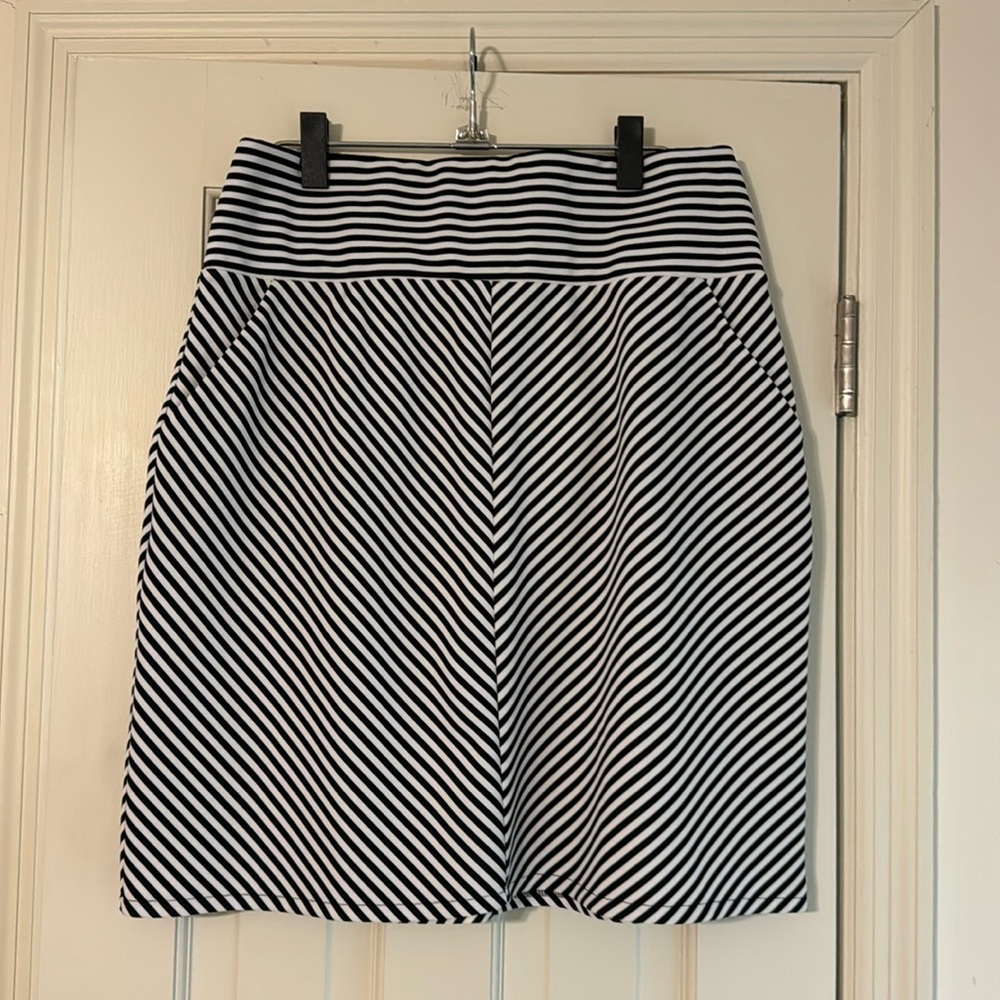 Black and white striped midi skirt. Size large. Has pockets! 😁